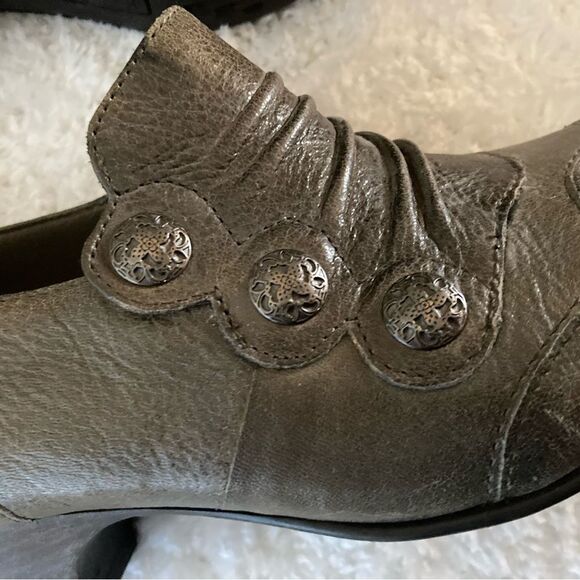 Cobb Hill Tannish Green Heels - Picture 3 of 9